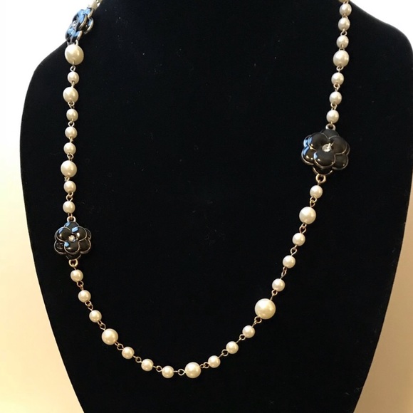 ⚜️• Pearls & Enamel/Rhinestone Necklace - Picture 2 of 8